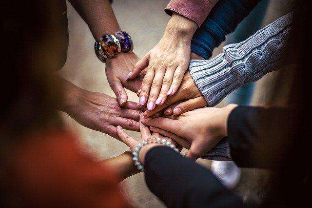 Gruppo 1 Mani che si uniscono per simboleggiare il team building e il lavoro di gruppo guidato dal Dr. Stefano Falcini
