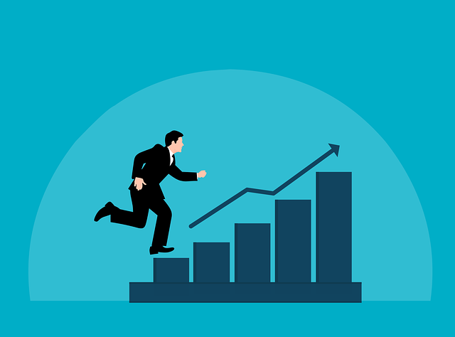 Psicologia del lavoro: coaching, consulenza e performance 1 Uomo in abito corre su un grafico a barre verso l'alto, metafora del coaching e del raggiungimento degli obiettivi