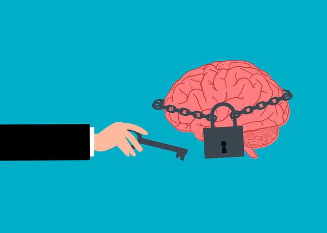 Condizionamenti, manipolazione e libertà personale 9 Illustrazione di un cervello umano incatenato da un lucchetto, mentre una mano porge una chiave per aprirlo