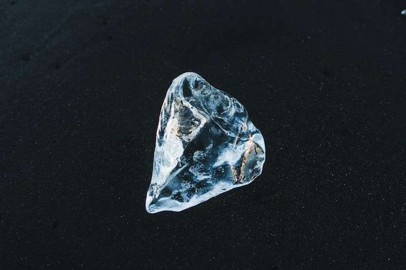 Crescita personale e benessere psicofisico 3 Diamante grezzo in fase di lavorazione, simbolo del processo di affinamento interiore per sottrazione