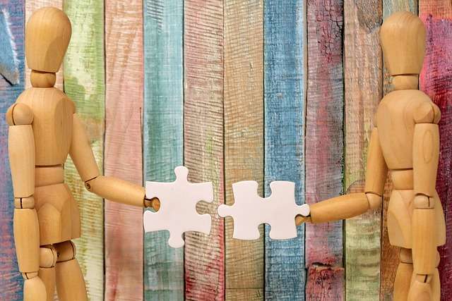 Le dinamiche della comunicazione umana 1 Mani che uniscono due pezzi di puzzle, simbolo della comunicazione come connessione e scambio relazionale.