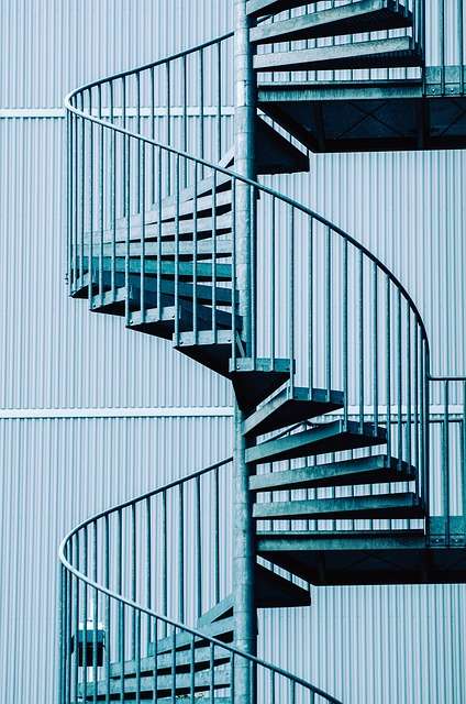 Capire e gestire lo stress, l'ansia e la depressione 1 Scala a chiocciola vista dall'alto, simbolo del loop mentale e del continuum tra stress e ansia