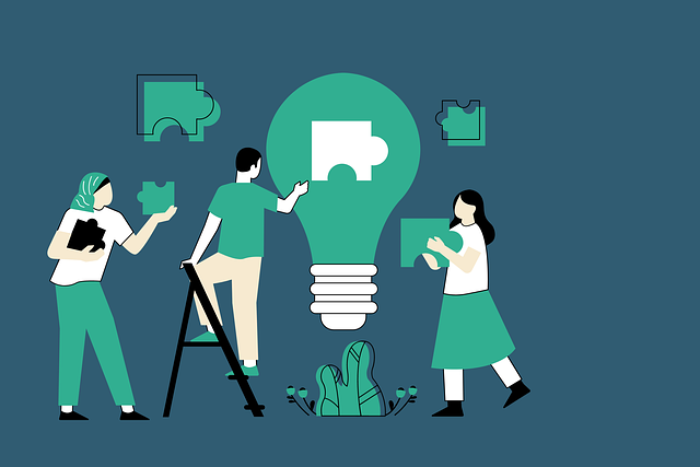 Psicologia del lavoro: coaching, consulenza e performance 3 Persone che collaborano per comporre un puzzle all'interno di una lampadina, metafora del team building creativo
